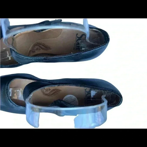 Sofft Black MARY JANES Size 7.5 Narrow!! Crease in leather at the toe Left shoe. - Picture 8 of 11